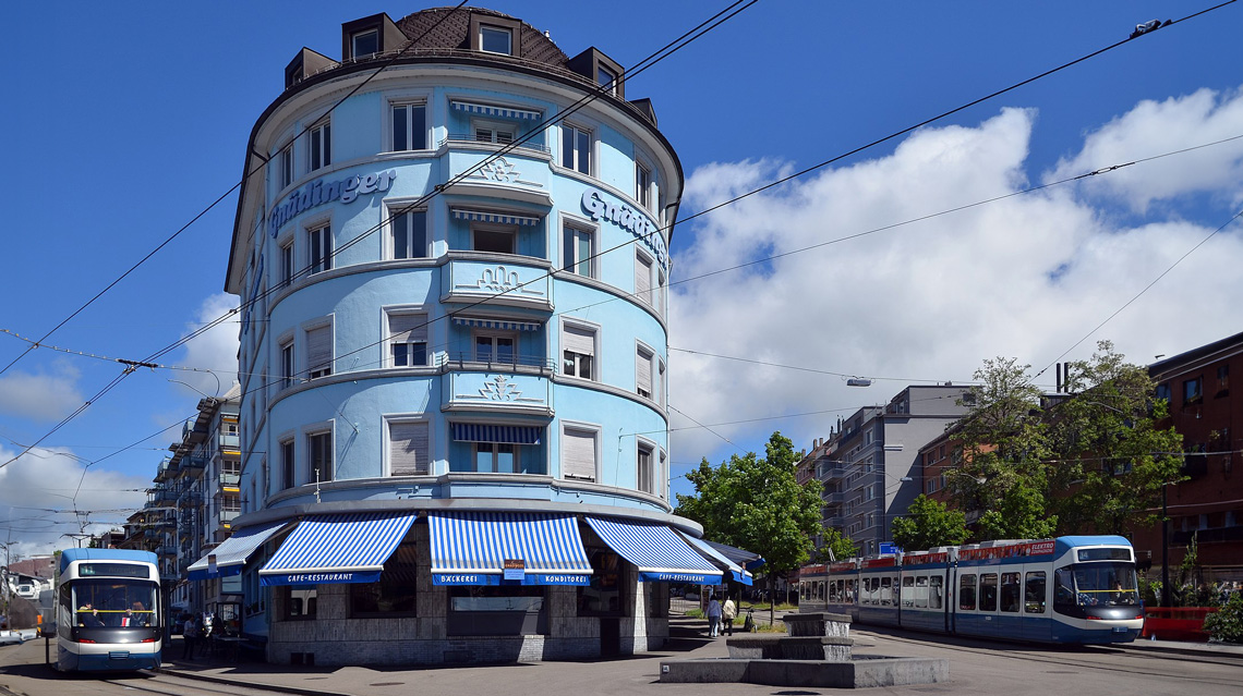 Das Café Gnädinger, flankiert von Trams der Linien 11 und 14 © Wikipedia